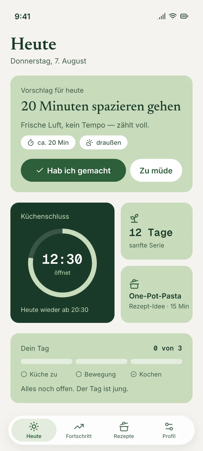 App-Screen „Heute“: Vorschlag „20 Minuten spazieren gehen“ mit den Buttons „Hab ich gemacht“ und „Zu müde“, darunter Küchenschluss-Ring (öffnet 12:30), sanfte Serie und der Tages-Score „Dein Tag“